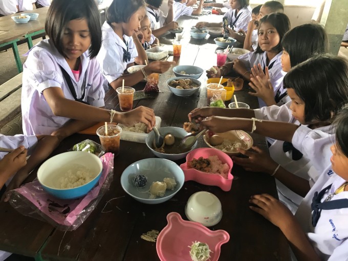 On my way to explore —— 记2018年7月泰国沙缴府义工旅行 by Teacher Xin Zhou