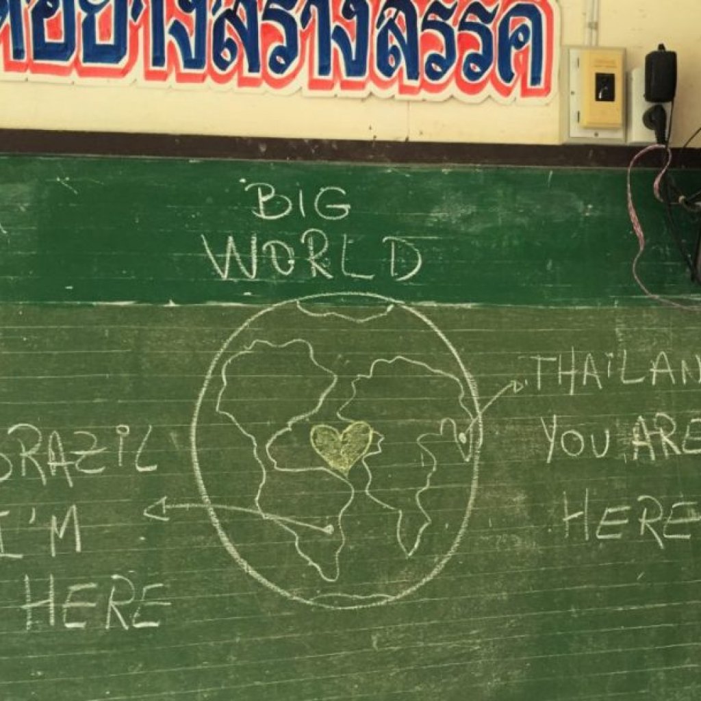 NÃO COMPREM PRESENTES Em by Andre Sillva Free Volunteer Thailand Project