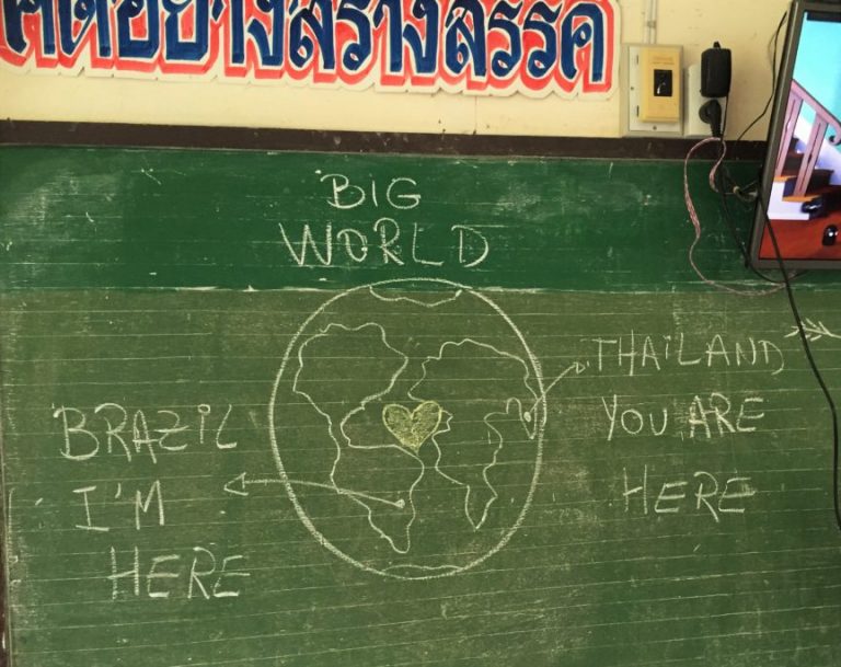 NÃO COMPREM PRESENTES Em by Andre Sillva Free Volunteer Thailand Project