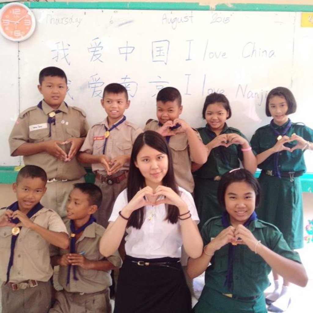 《在泰国认识你 Kanchanaburi(北碧府)》  Volunteer Experiences at Bansamyod School, Thailand Author: Yunhe Sun 孙云鹤