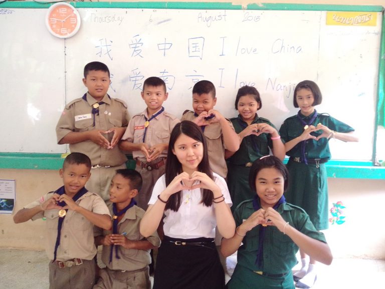 《在泰国认识你 Kanchanaburi(北碧府)》  Volunteer Experiences at Bansamyod School, Thailand Author: Yunhe Sun 孙云鹤